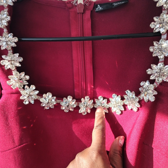 Elegant Red Dress with Floral Embellishments - Picture 7 of 9